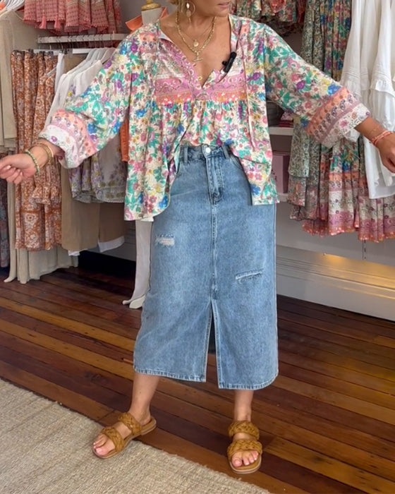 Färgglad blus med blommönster