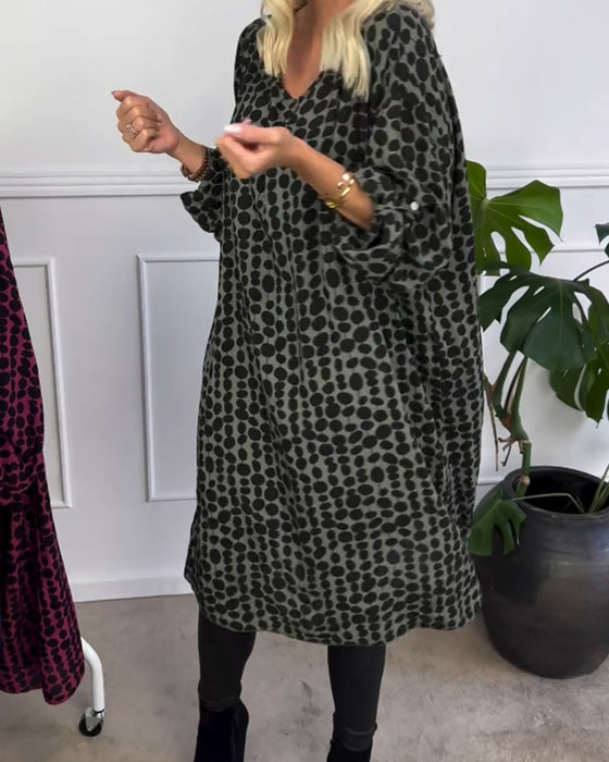 Retro prickig klänning med v-ringad hals