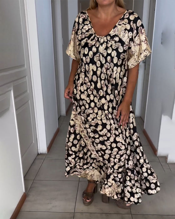 V-ringad kortärmad klänning med tryck