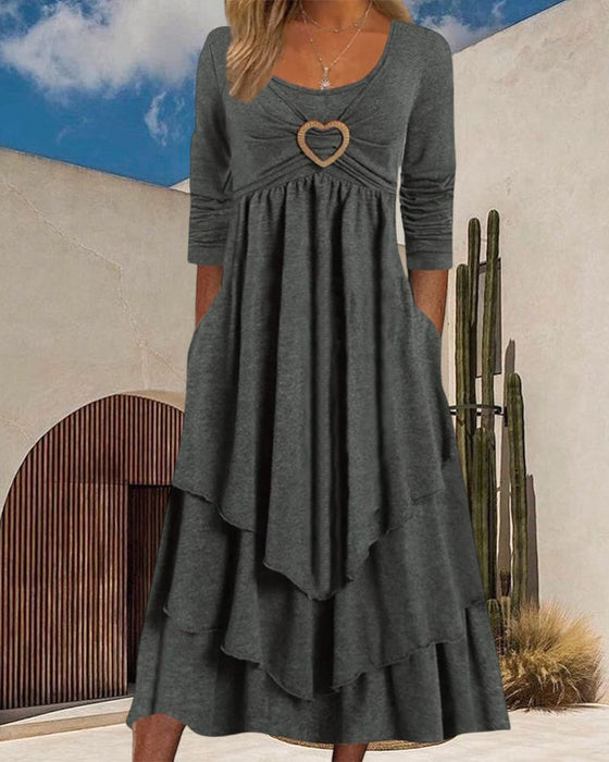 Midiklänning med rund hals och volanger