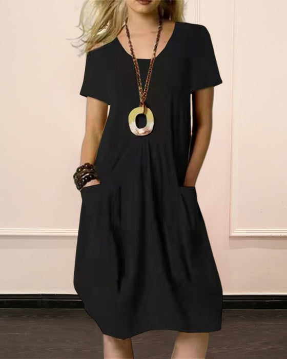 Enfärgad kortärmad klänning med rund hals