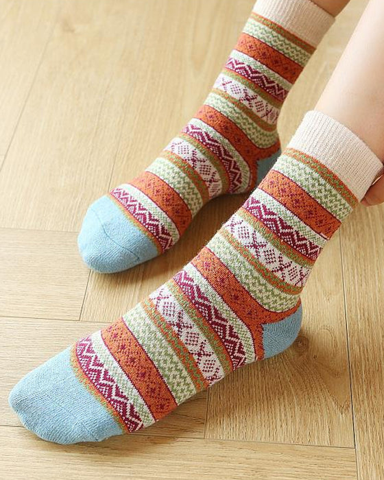 Varma stickade strumpor med färgglada ränder