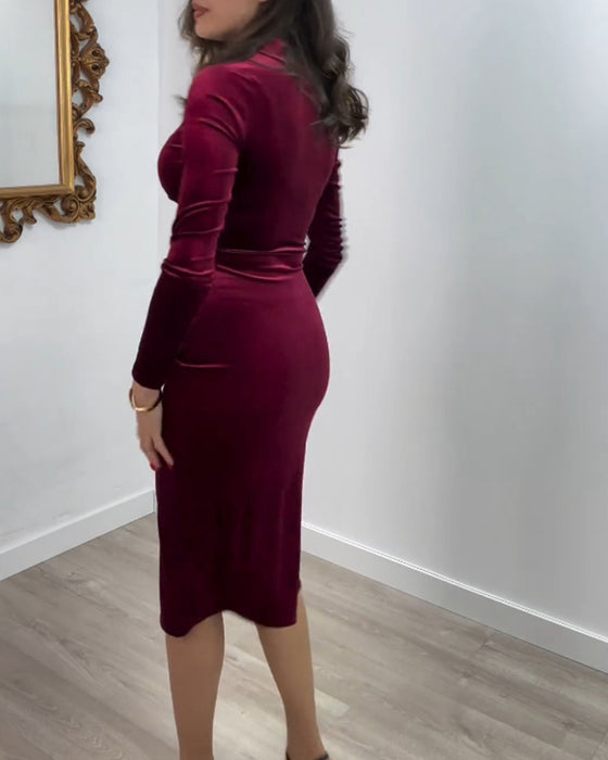 Elegant sammetsklänning med slits i sidan