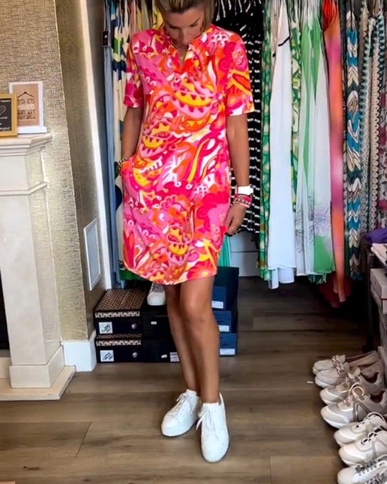 Klänning med fickor och tryck och korta ärmar