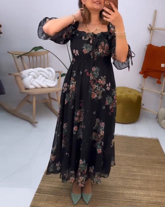 Blommig elegant klänning med fyrkantig hals