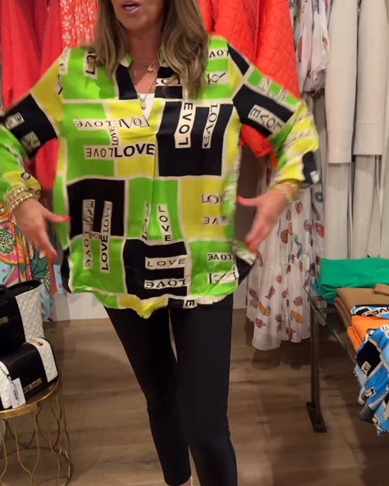 V-ringad topp med bokstavstryck