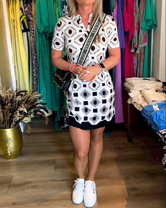 V-ringad kortärmad klänning med tryck