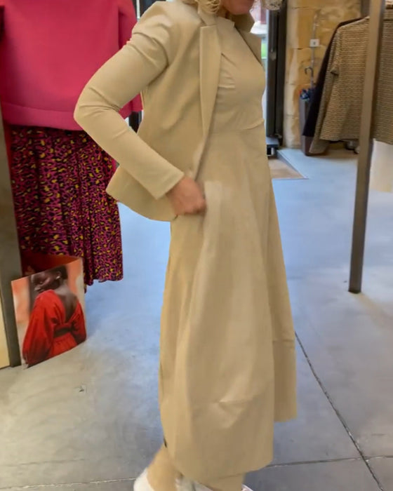 Klänning med fast färg och långärmar