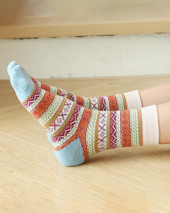 Varma stickade strumpor med färgglada ränder