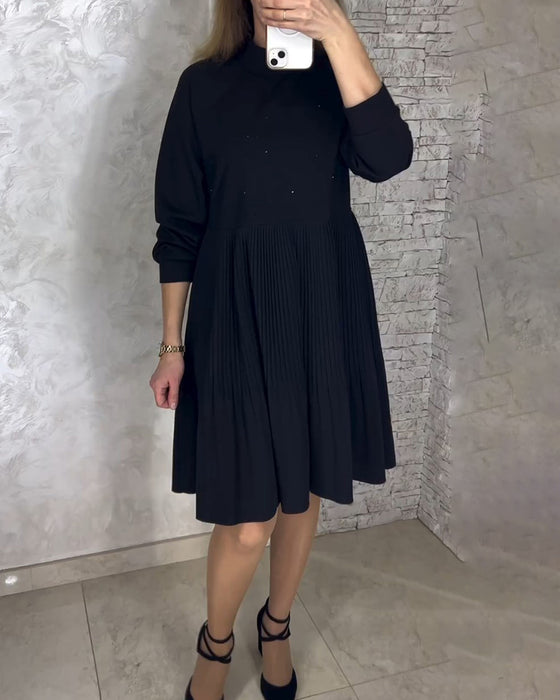 Veckad enfärgad klänning med hög krage