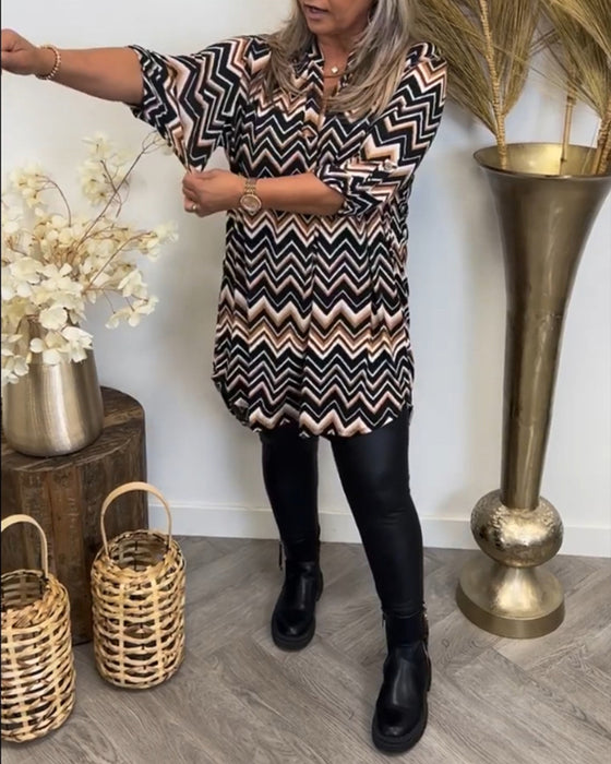 V-ringad klänning med vågmönster