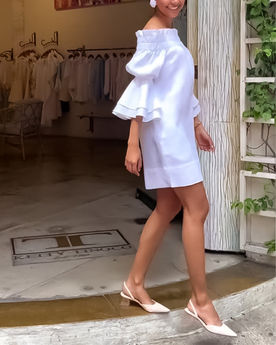 Klänning med utsvängd ärm och en axel