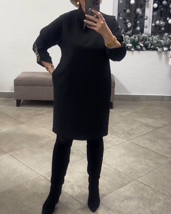 Enfärgad klänning med stående krage