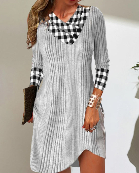 Avslappnad klänning med V-ringning och färgblock