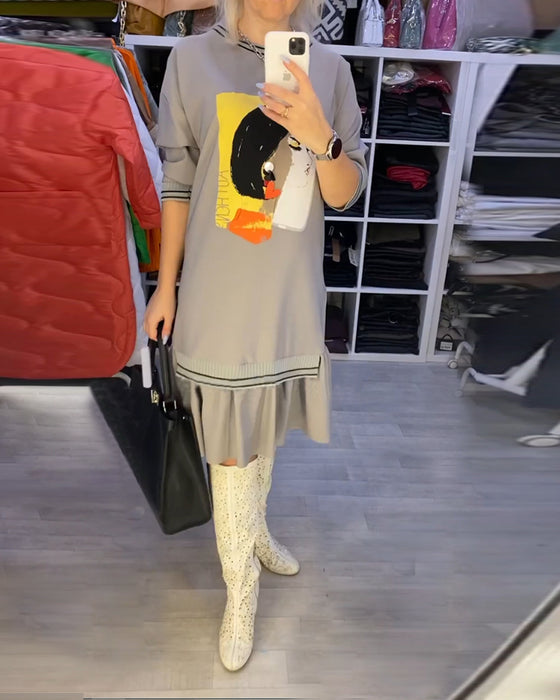 Skiftklänning med porträttmotiv och långa ärmar