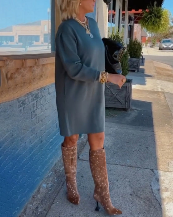 Enfärgad elegant klänning med rund hals