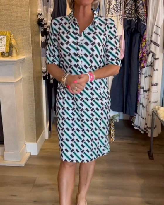 Geometriskt mönstrad klänning med V-ringning