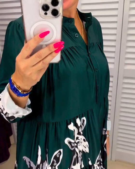 Avslappnad lång klänning med tryck och knappar