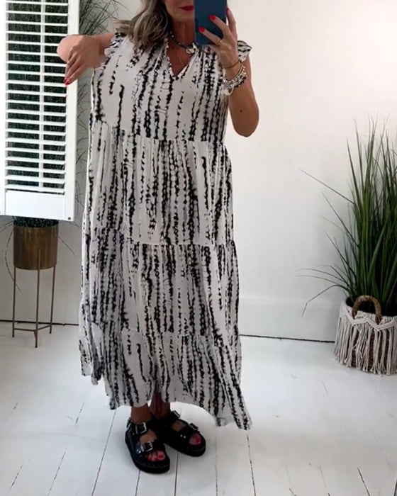 V-ringad klänning med flugärm och tryck