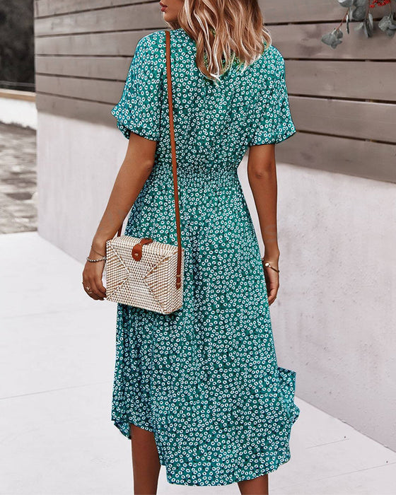 Klänning med korta ärmar, napp i midjan och blommönster