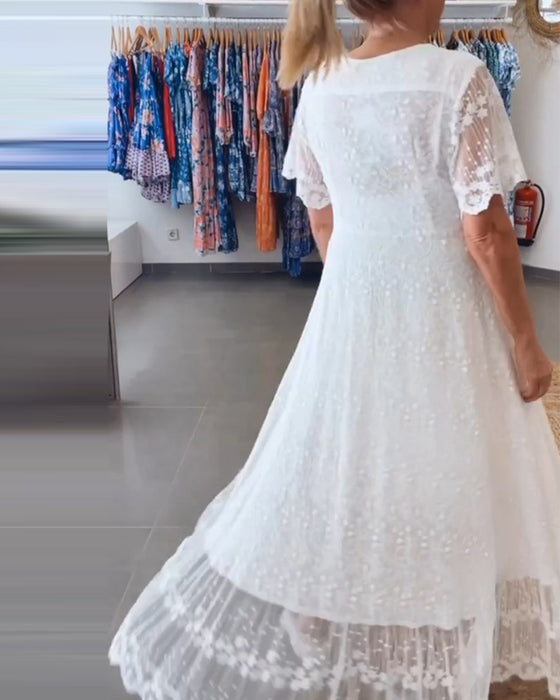 Flödig klänning med djupt V och knappar