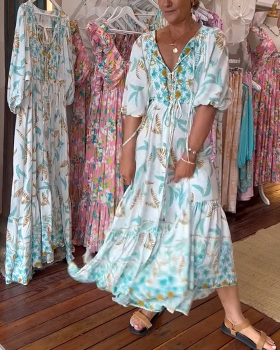 V-ringad maxiklänning med bladtryck för kvinnor