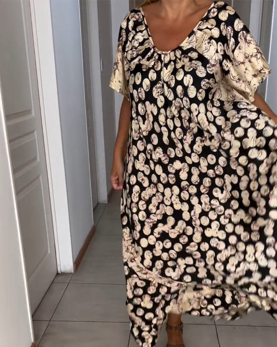 V-ringad kortärmad klänning med tryck