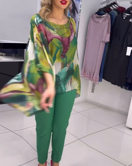 Tryckt blus med rund halsringning med fladdermusärm