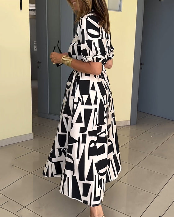 Klänning med geometriskt tryck och lös passform