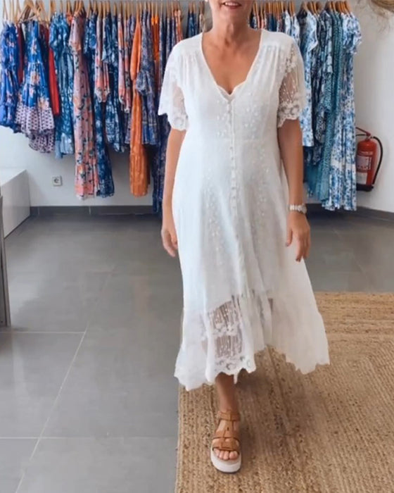 Flödig klänning med djupt V och knappar