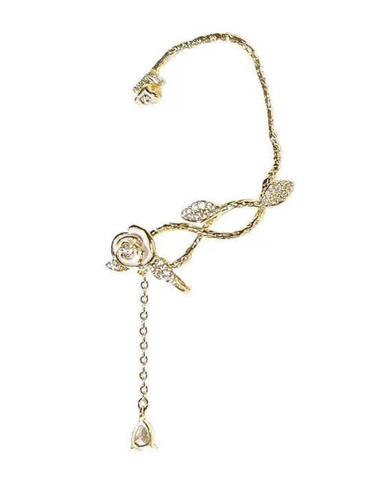 Orhängen med rosform med tofs