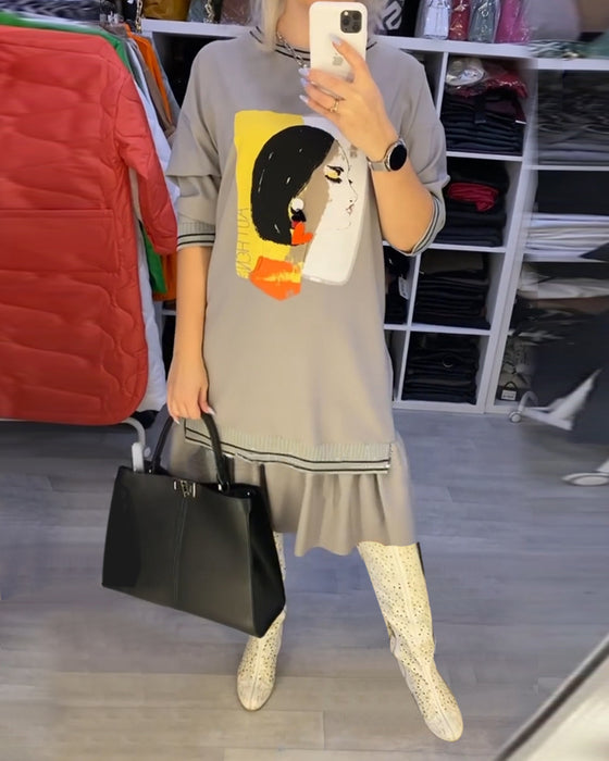 Skiftklänning med porträttmotiv och långa ärmar