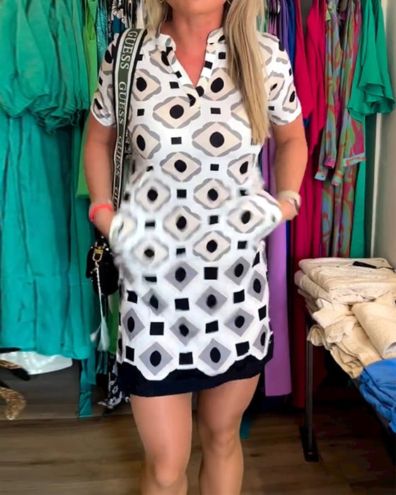 V-ringad kortärmad klänning med tryck