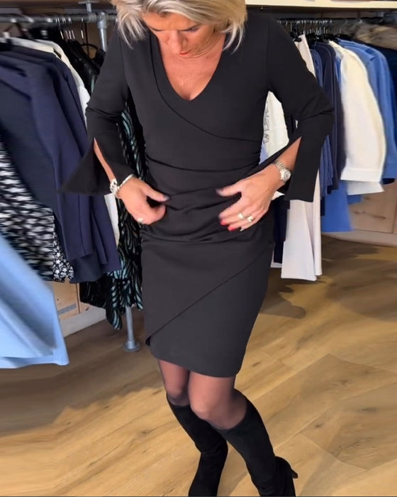 Klänning med V-hals och flarehylsa