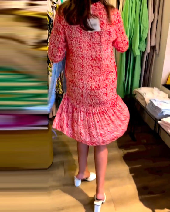 V-ringad klänning med blommönster