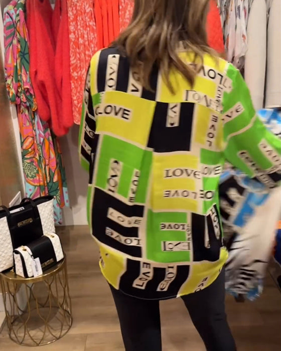 V-ringad topp med bokstavstryck