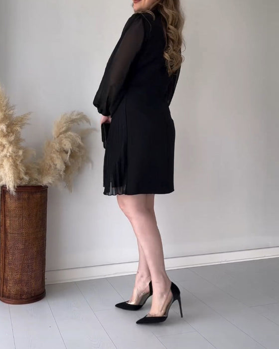 Klänning med veck och slag