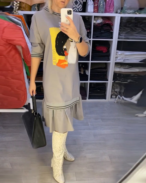 Skiftklänning med porträttmotiv och långa ärmar