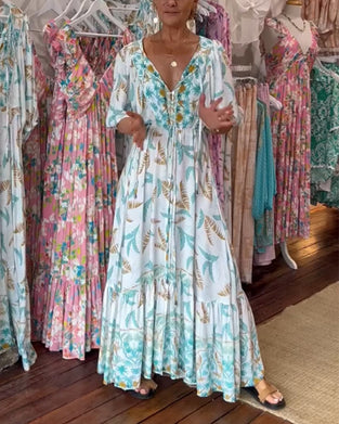 V-ringad maxiklänning med bladtryck för kvinnor