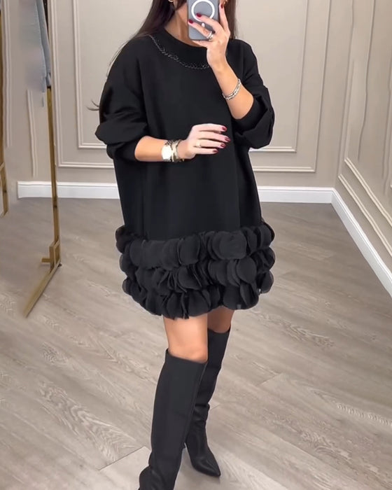 Elegant klänning med lapptäckta kronblad