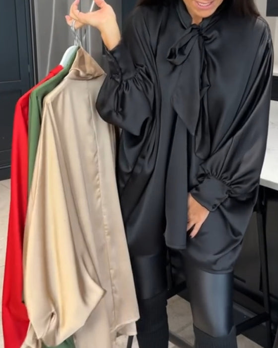 Enfärgad och elegant blus med bandkrage