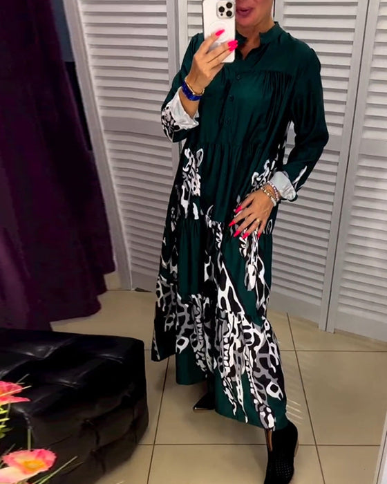 Avslappnad lång klänning med tryck och knappar