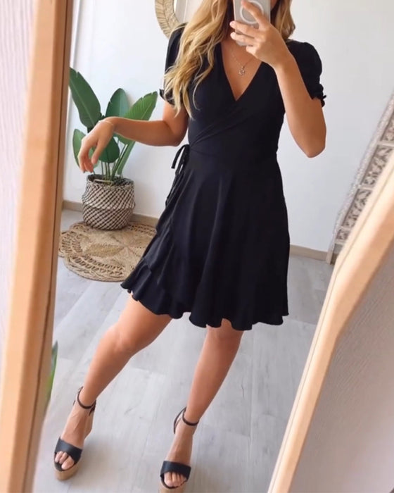 V-ringad volangklänning i enfärgad band