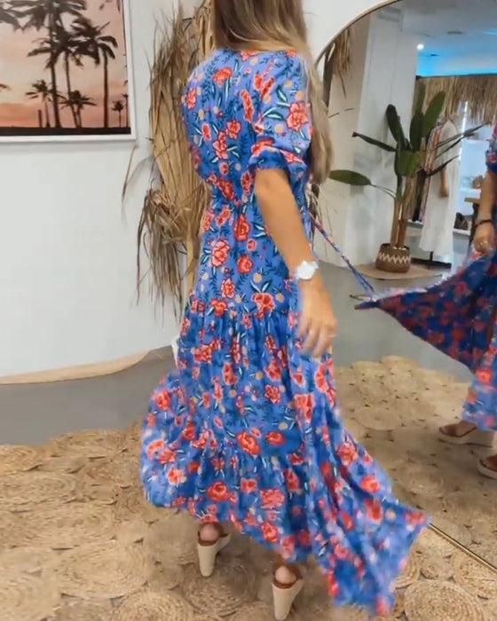 Klänning med rosentryck och slitsar