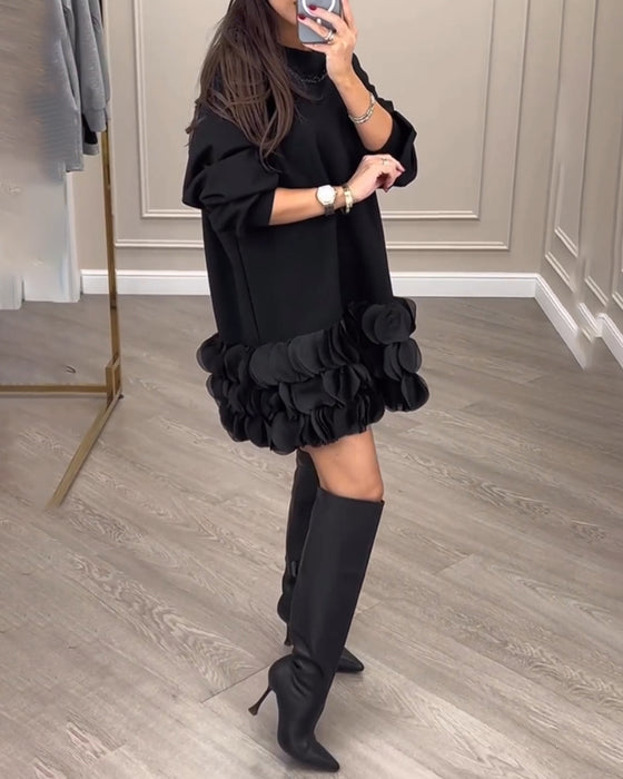 Elegant klänning med lapptäckta kronblad