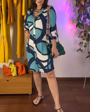 Långarmad mönstrad klänning med knappar