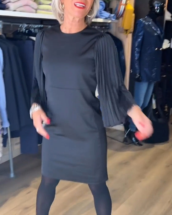 Klänning med klockärmar och rund hals