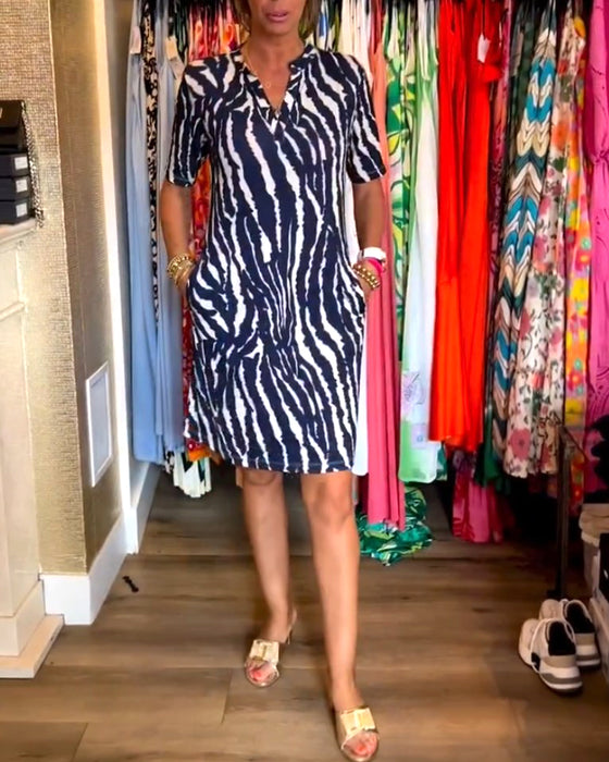 V-ringad klänning med kontrasttryck