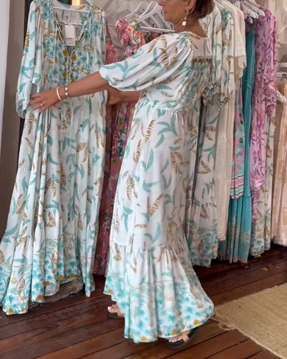 V-ringad maxiklänning med bladtryck för kvinnor