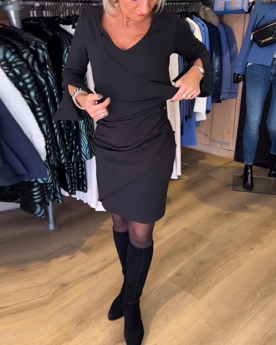 Klänning med V-hals och flarehylsa